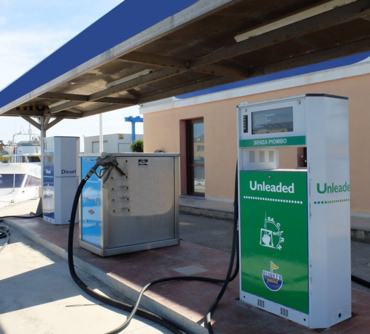 Rifornimento di benzina al pontile