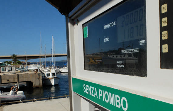 Rifornimento di diesel all'ormeggio